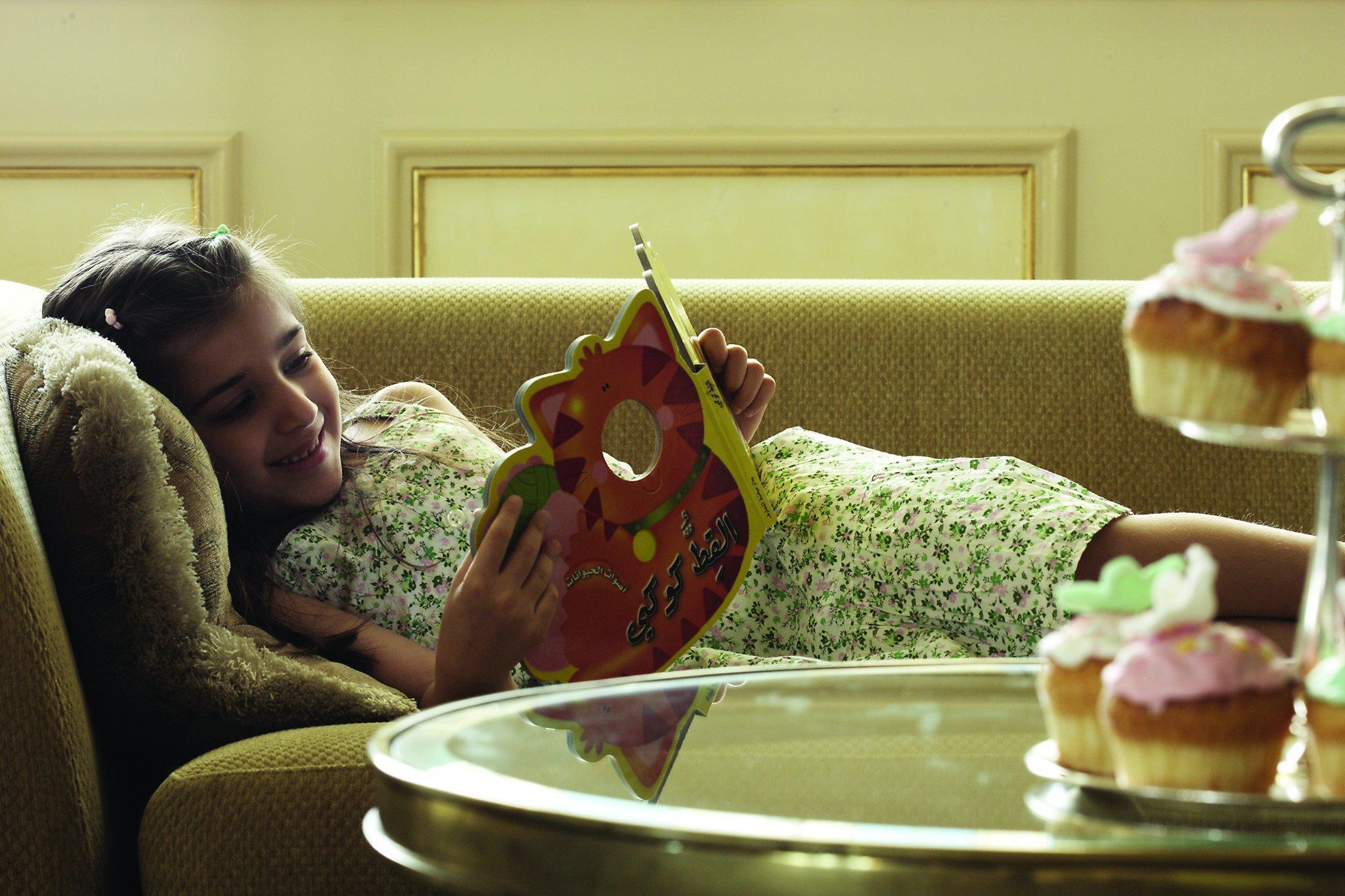 Four Seasons Cairo At The First Residence Giza Zewnętrze zdjęcie A child reading a book