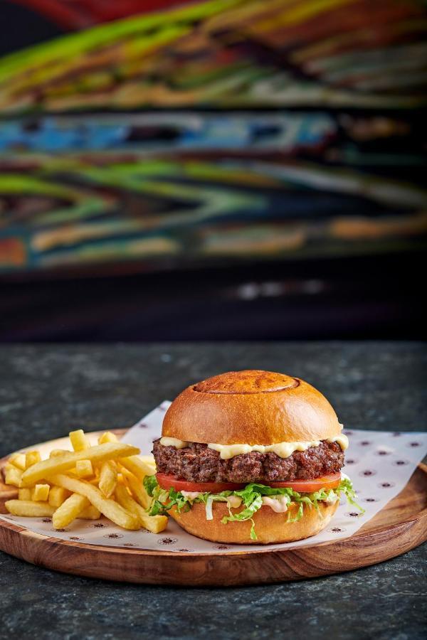 Four Seasons Cairo At The First Residence Giza Zewnętrze zdjęcie A burger from the restaurant