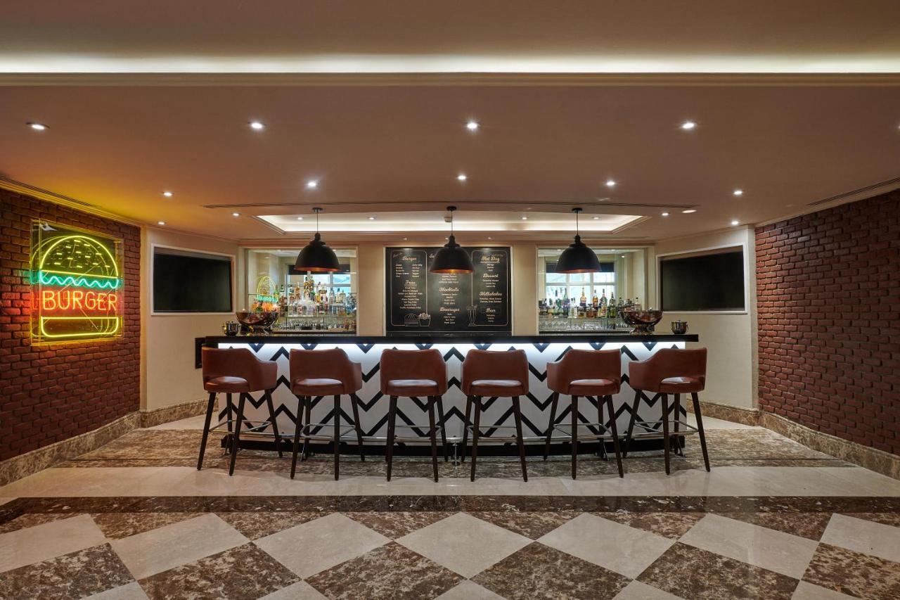 Four Seasons Cairo At The First Residence Giza Zewnętrze zdjęcie The bar at the Burger Bar