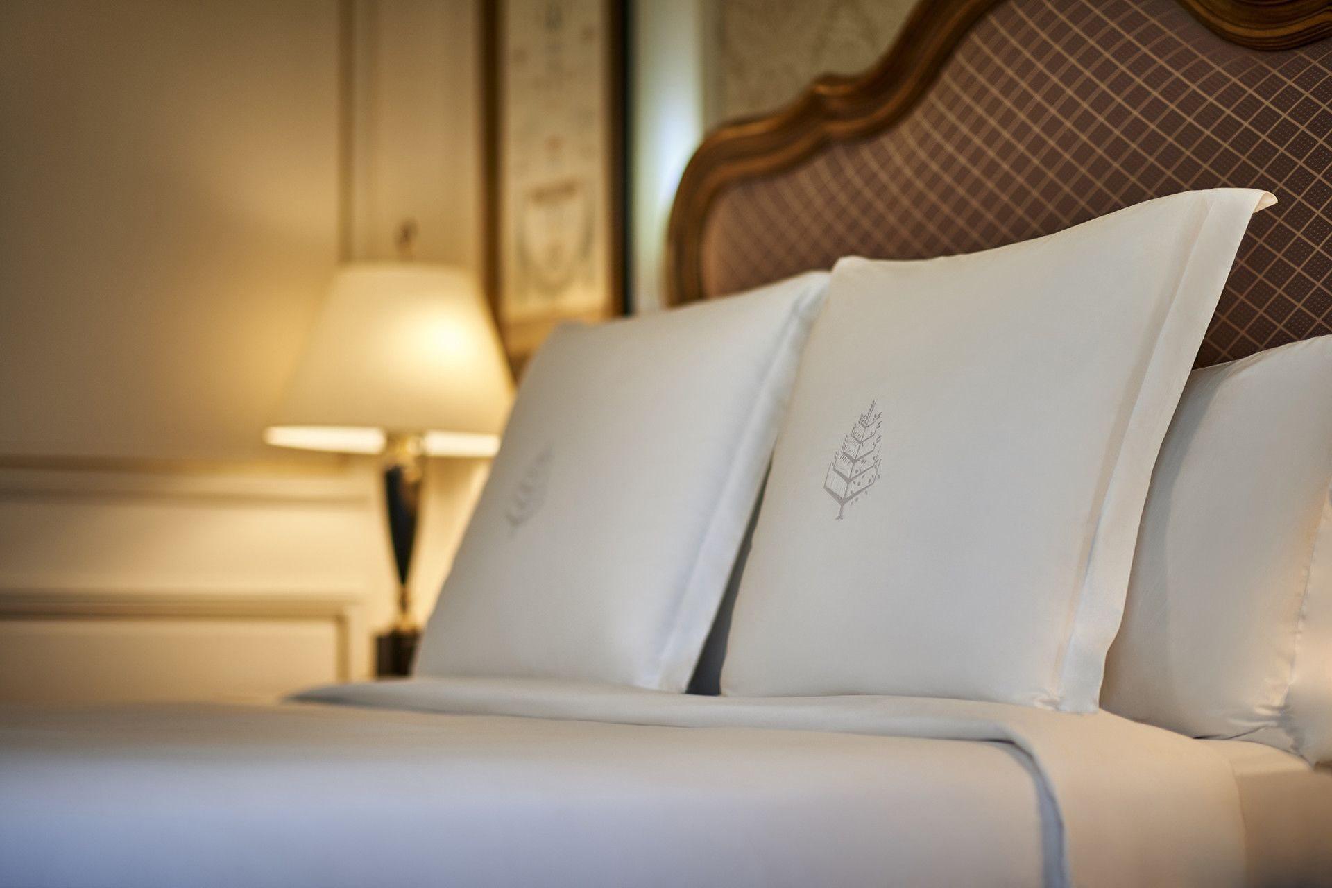 Four Seasons Cairo At The First Residence Giza Zewnętrze zdjęcie Pillows on a bed